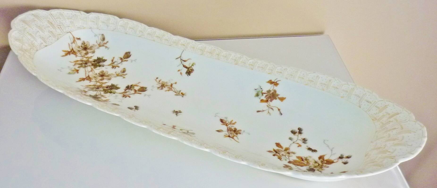 Long fish and meat dish, 19th century, Haviland Limoges porcelain, 66cm