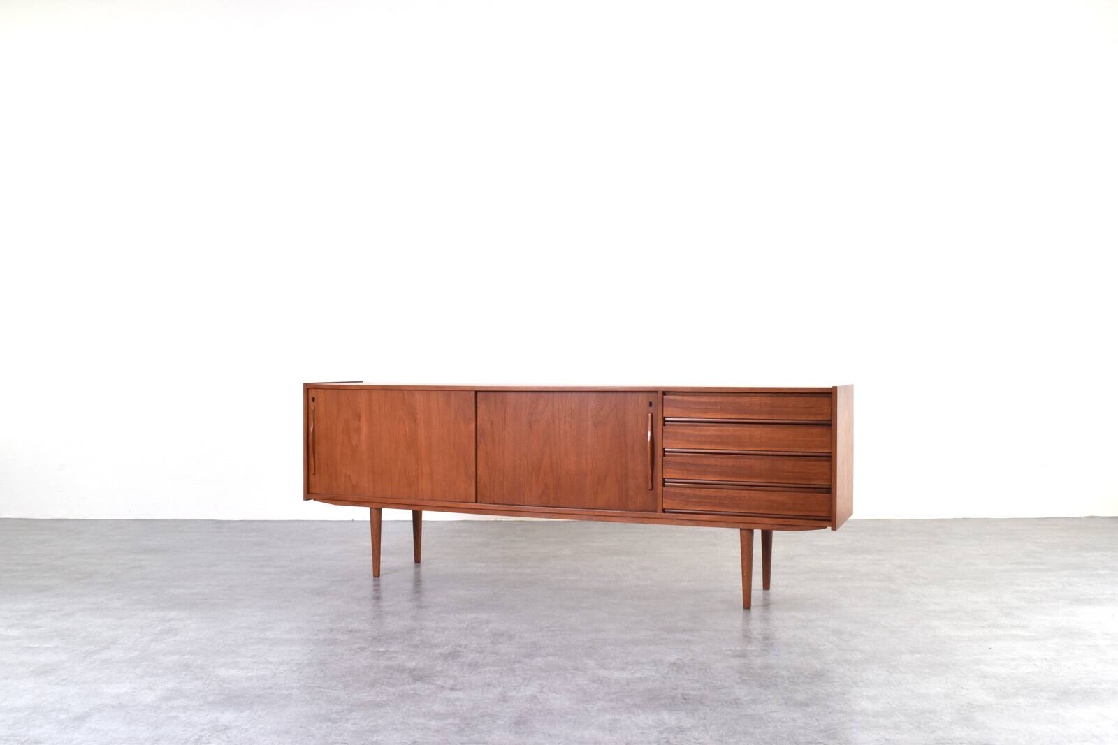 Buffet en teck danois du milieu du siècle, années 1960.