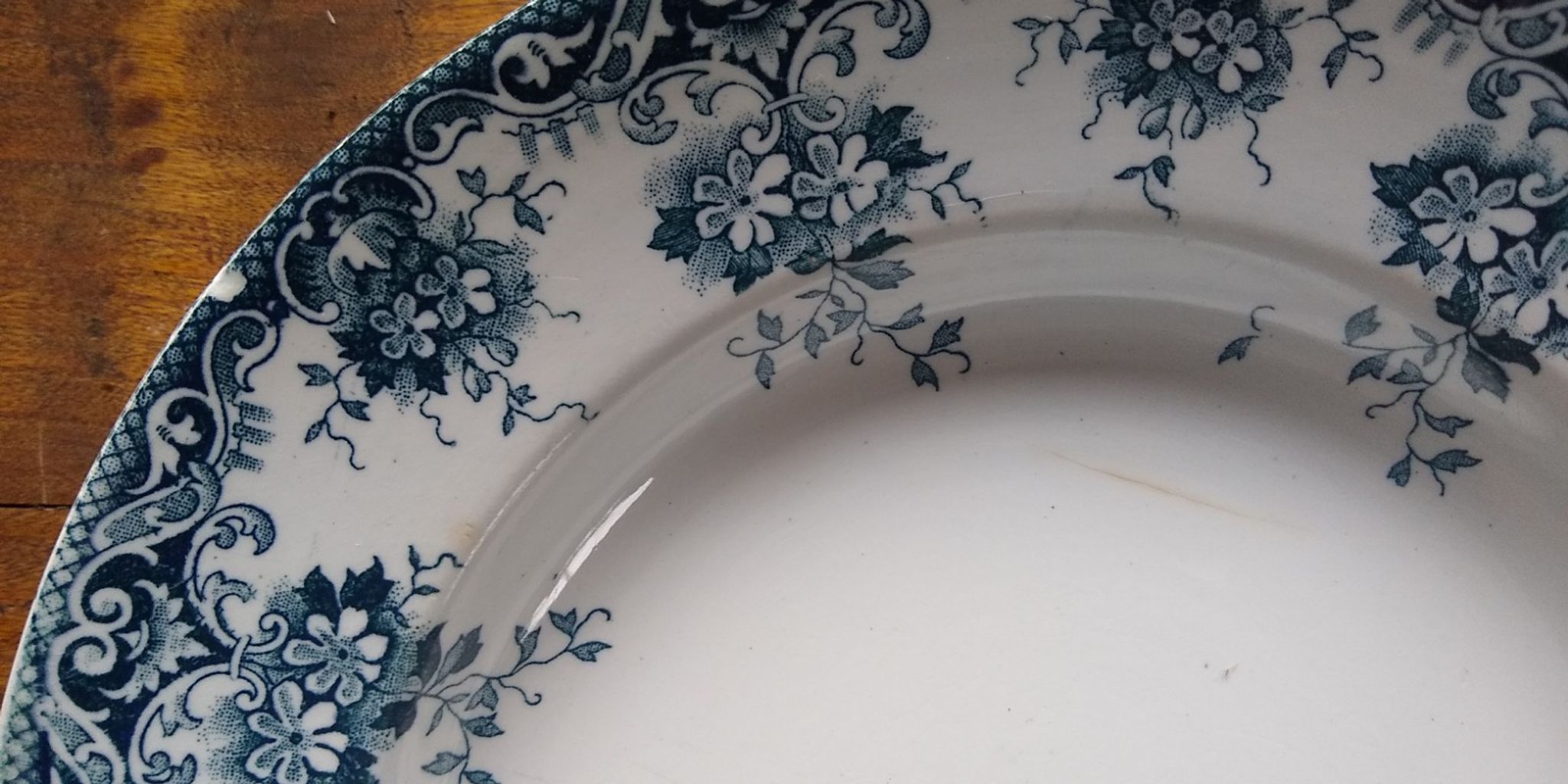 3 assiettes creuses terre de fer au motif fleuri gris ardoise