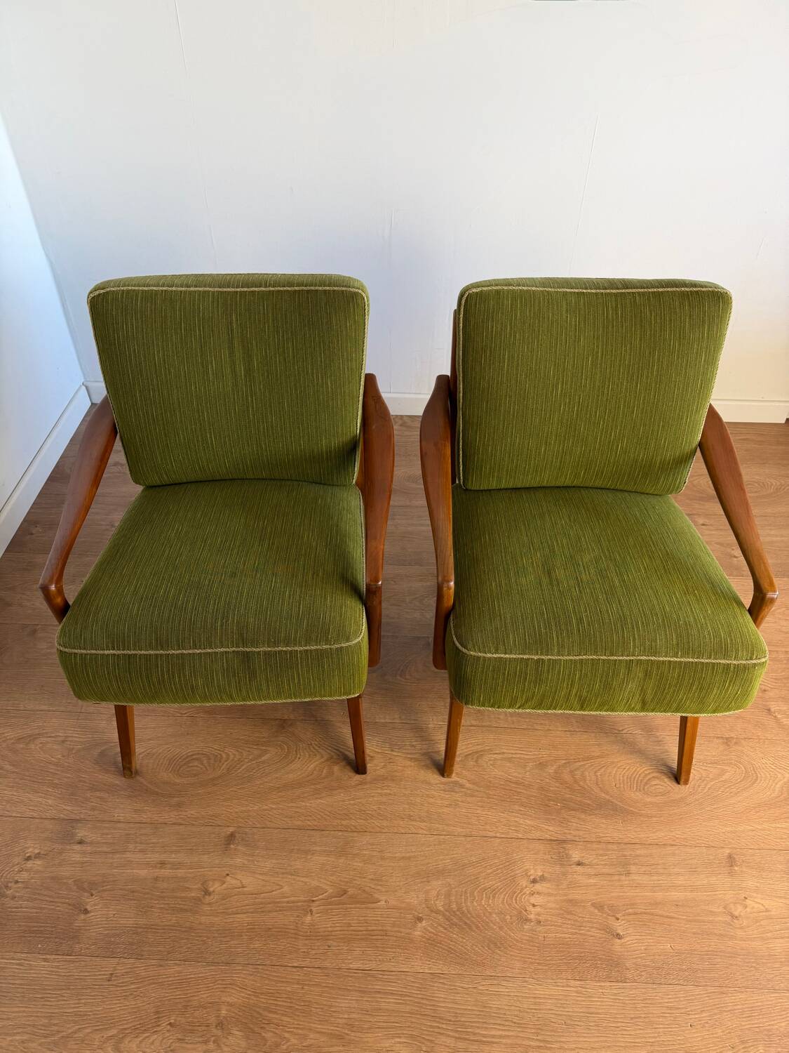 Paire de fauteuils vintage en bois et tissu