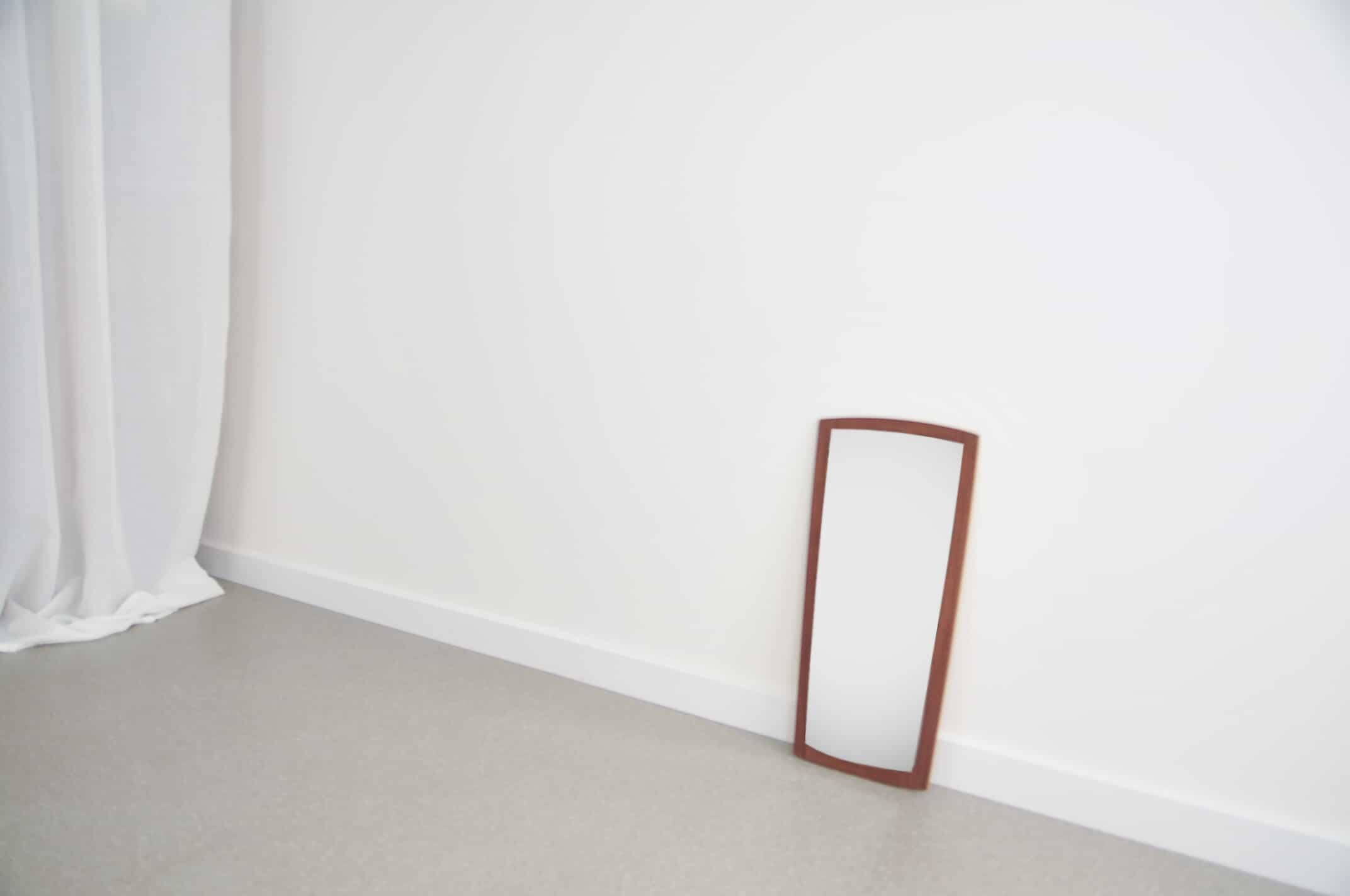 Miroir en bois conique