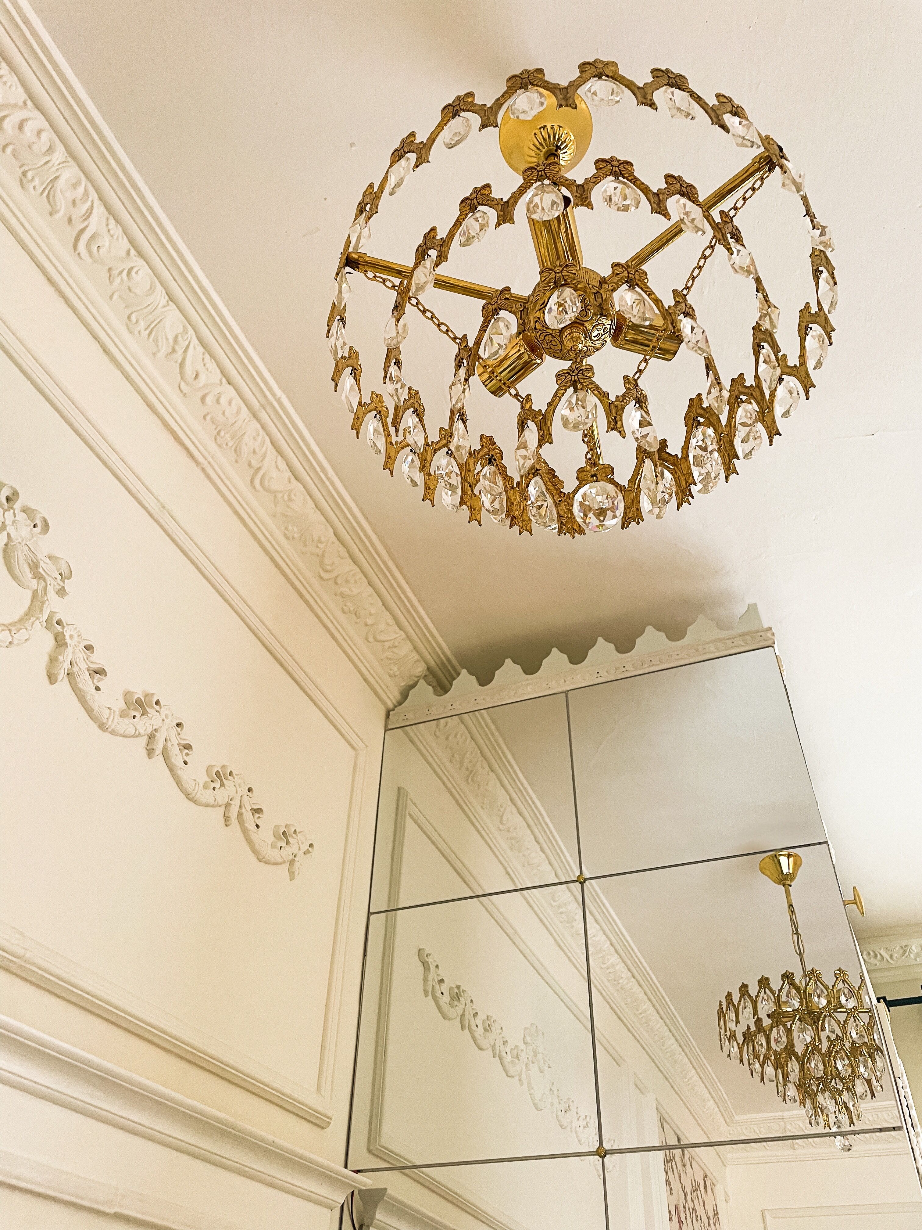 Vintage chandelier in gilded brass with crystal pendants.