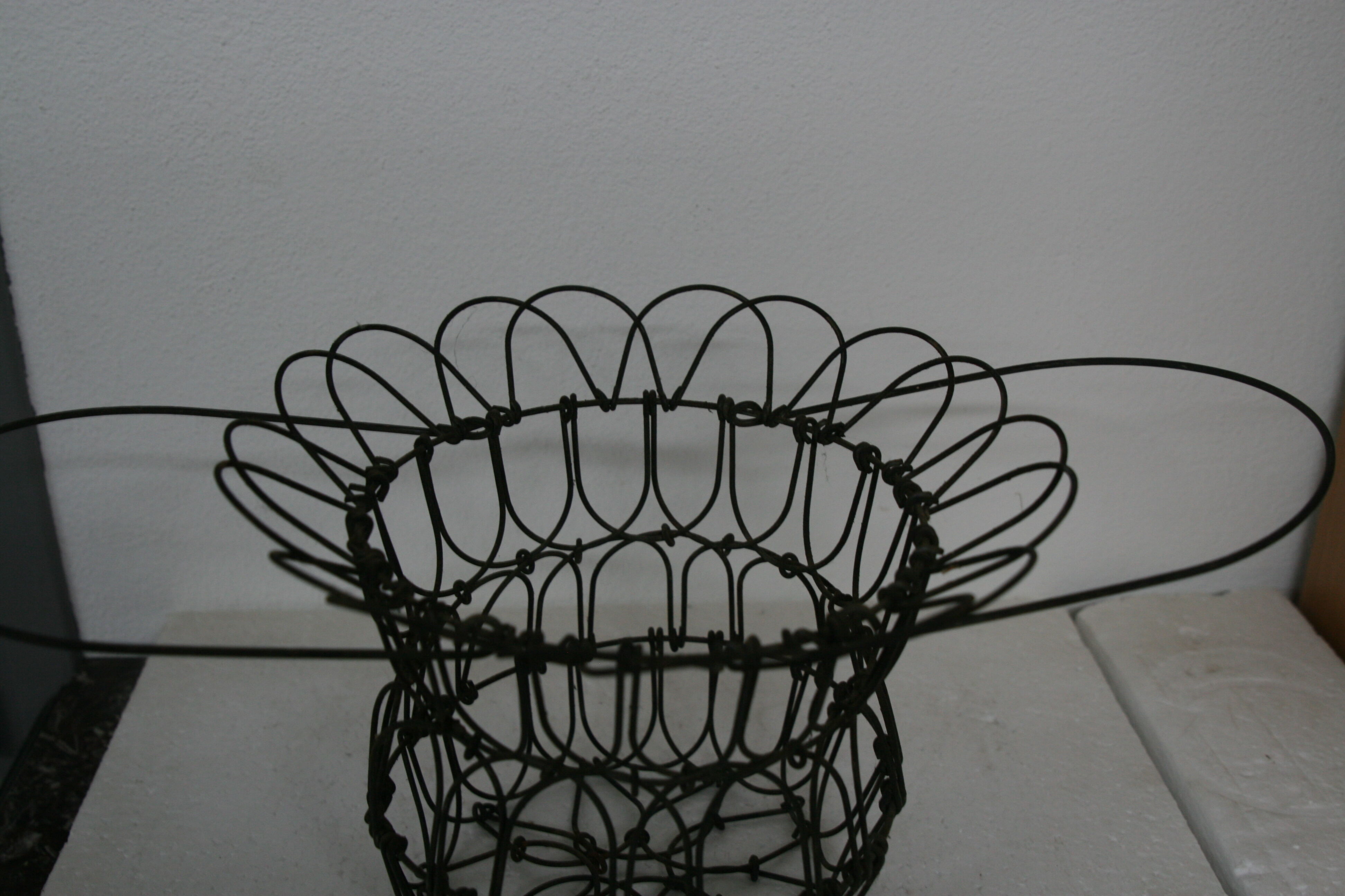 Egg basket in braided metal