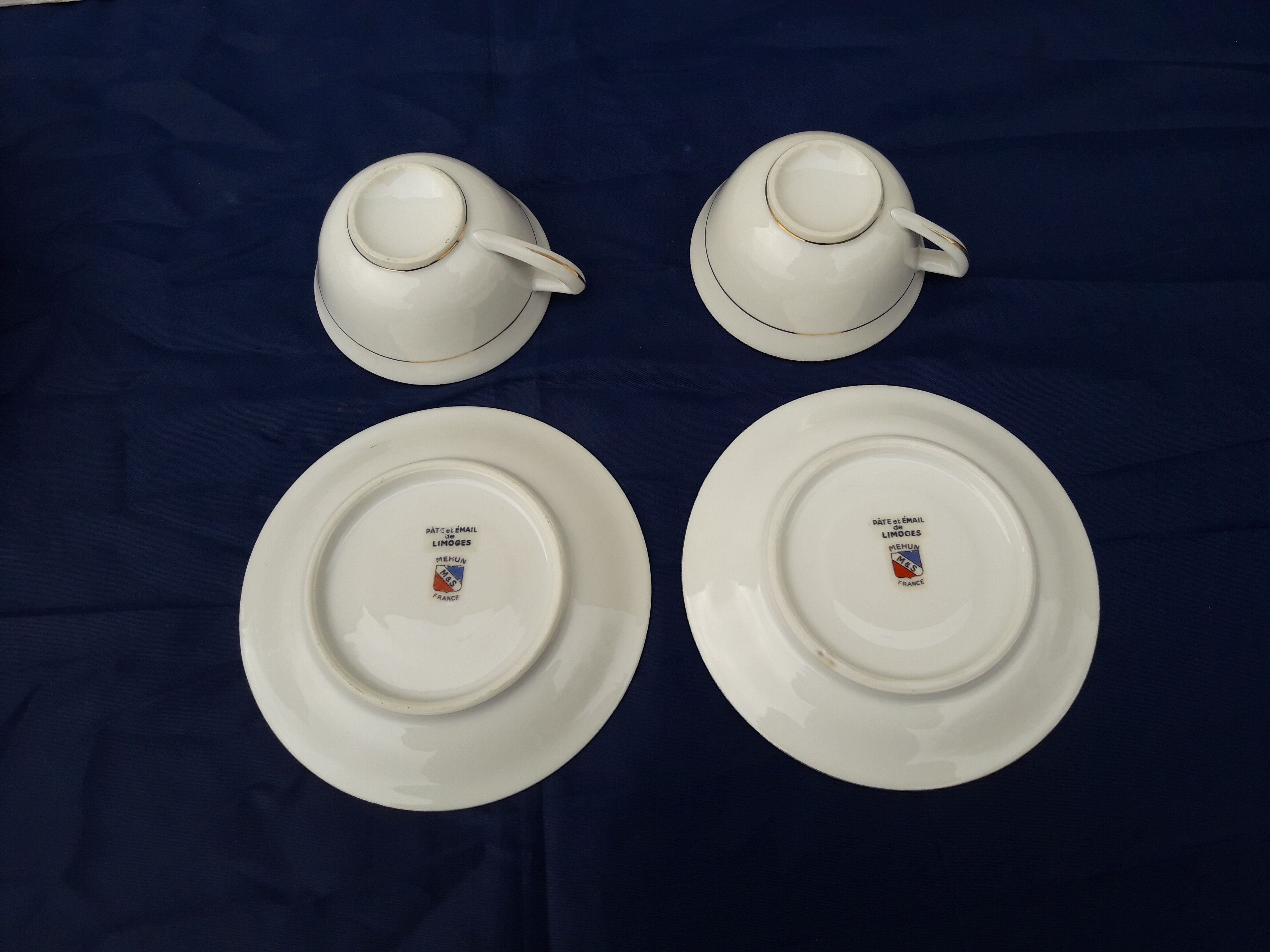 Set de 2 tasses avec soucoupes en pâte et émail de Limoges Mehun M et S