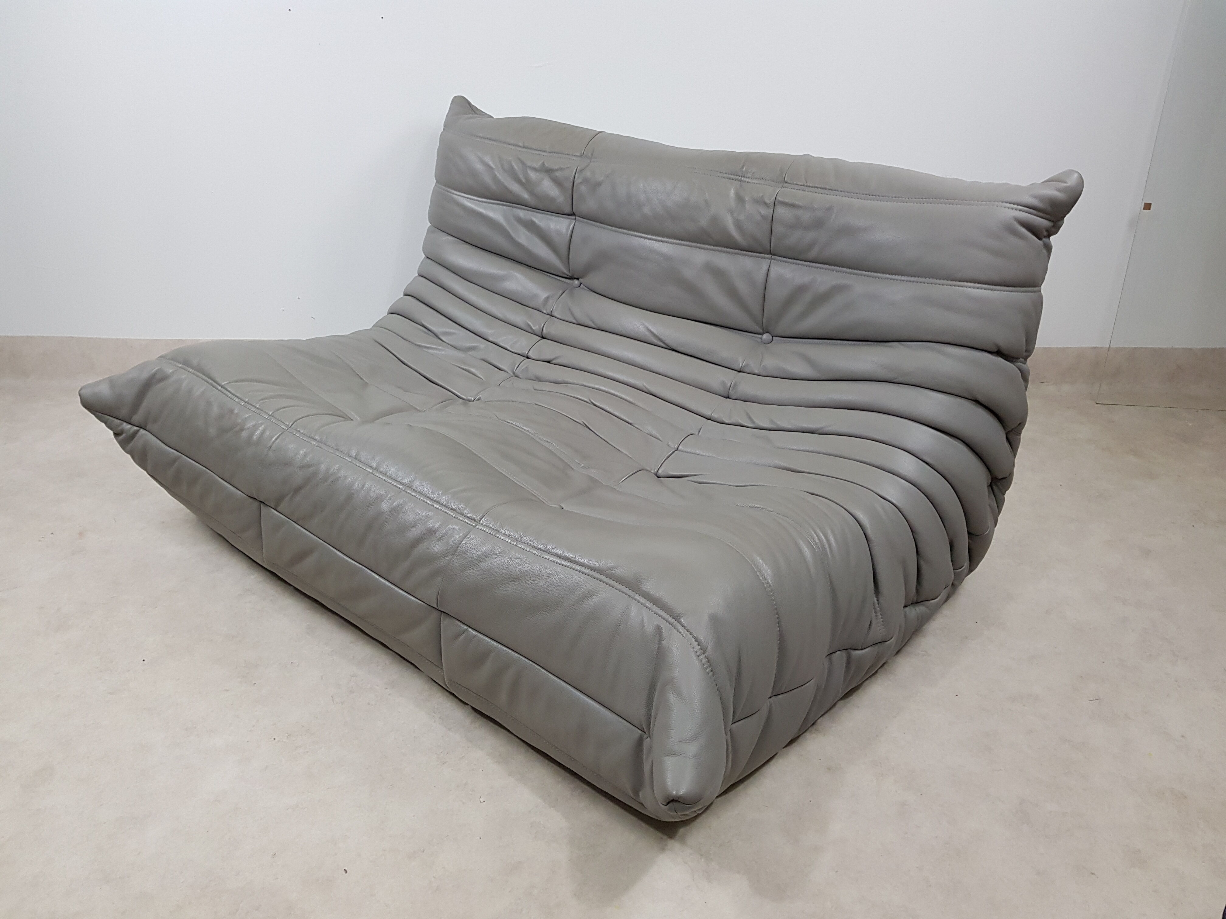 Michel Ducaroy's 2-seater mouse grey leather sofa for Ligne Roset