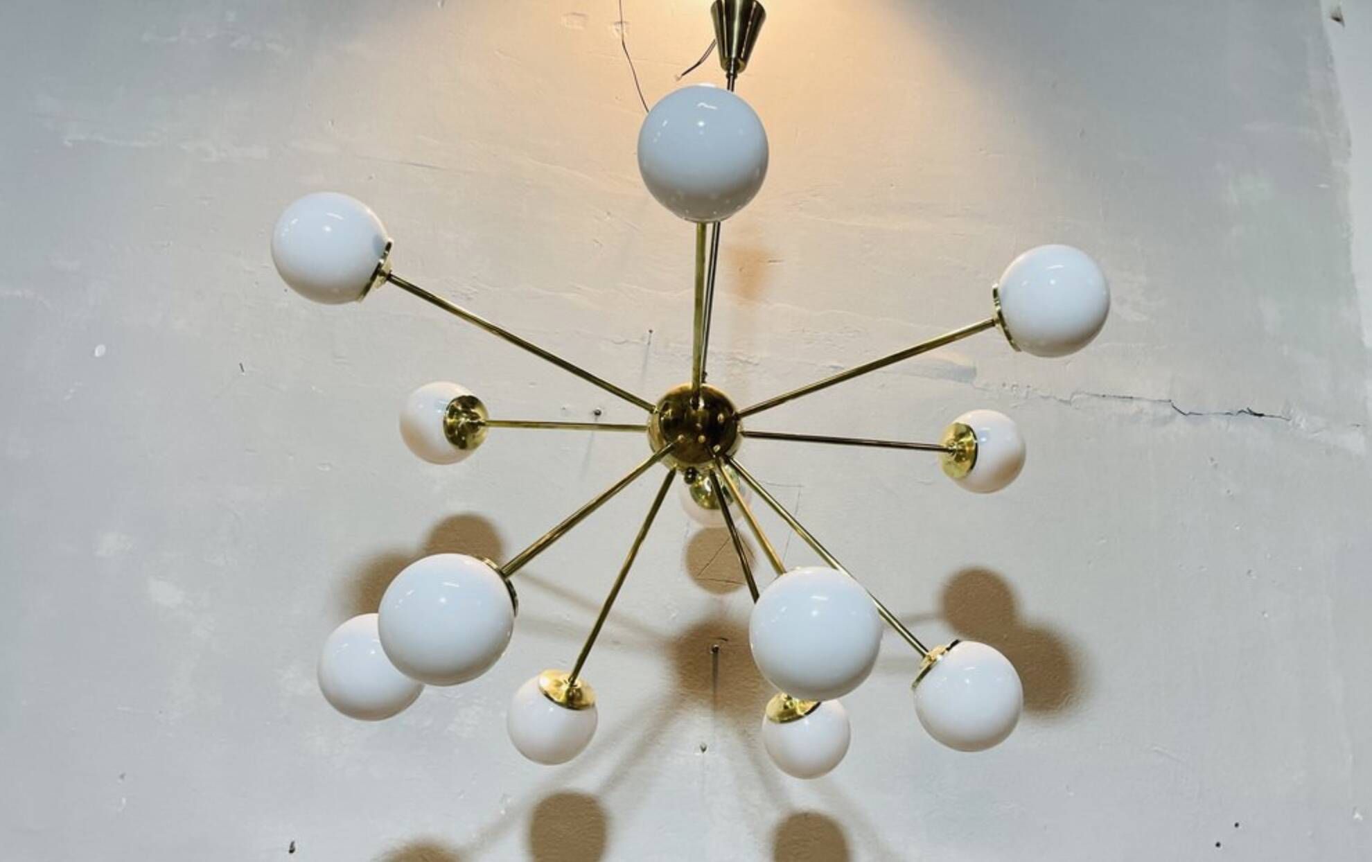 Lampadario Sputnik in ottone con sfera in bronzo e vetri opalini – Italia,