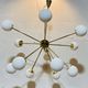 Lampadario Sputnik in ottone con sfera in bronzo e vetri opalini – Italia,