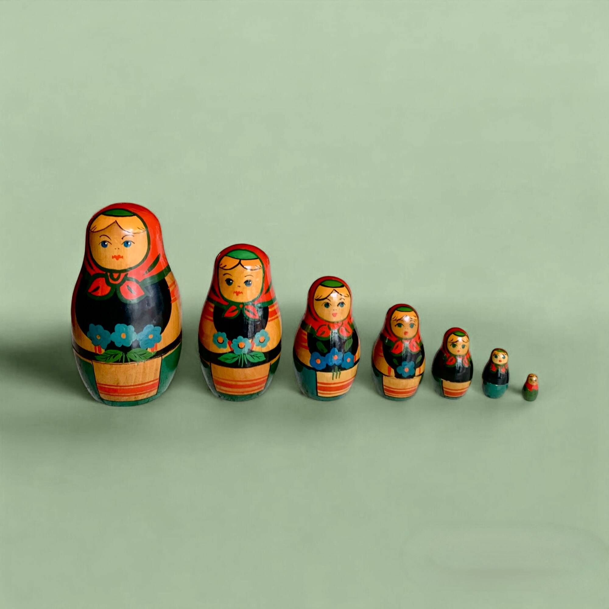 Matryoshka - Set of 7 old Russian nesting dolls