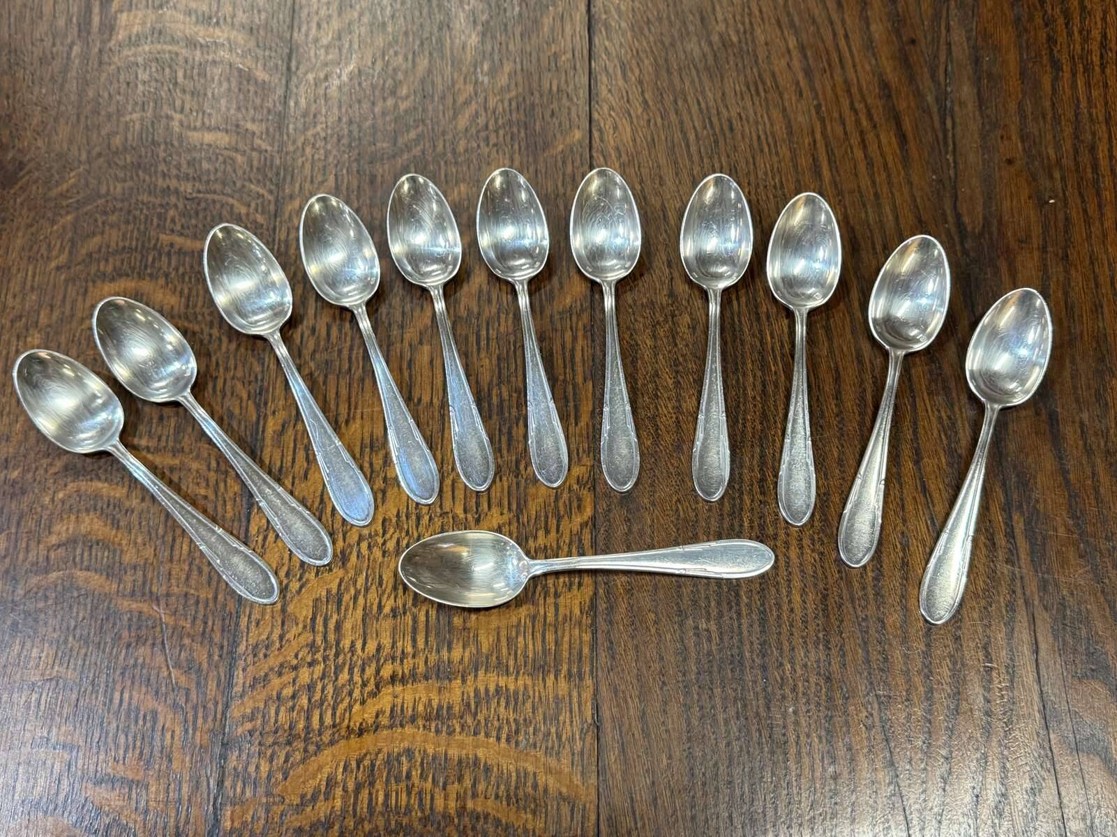 Série de 12 cuillères à dessert en métal argenté
