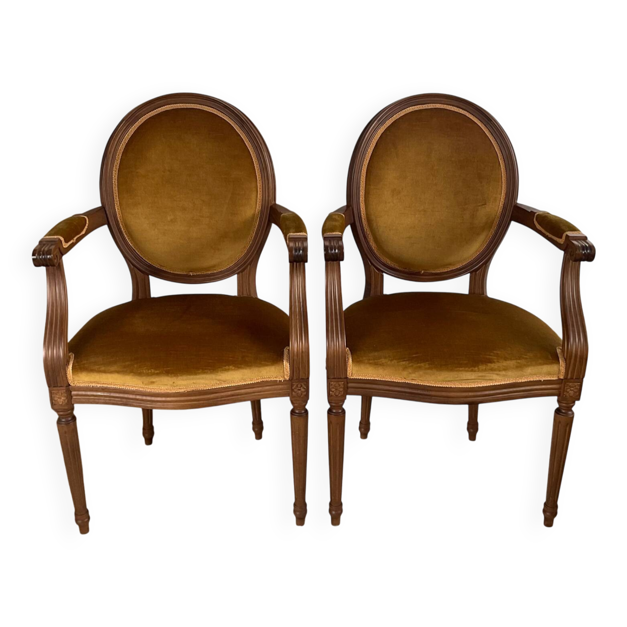 Paire de fauteuils médaillon en bois et velours