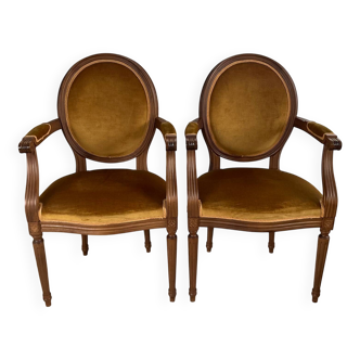 Paire de fauteuils médaillon en bois et velours