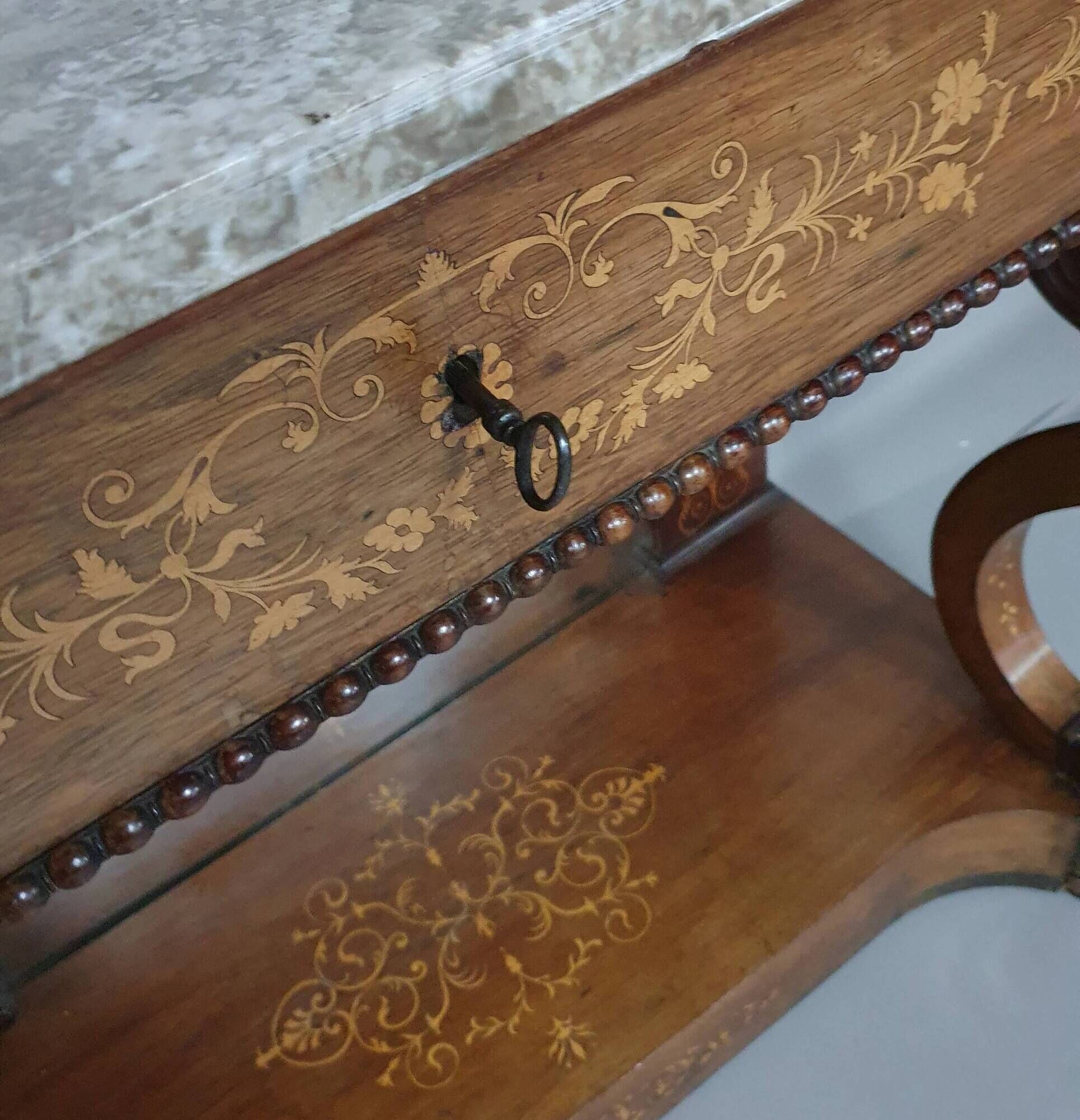 Trumeau / table d'appoint français des années 1830 avec marqueterie de bois