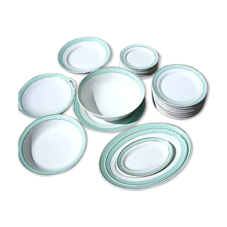 Service de 34 assiettes et plats en faïence fine de Lunéville