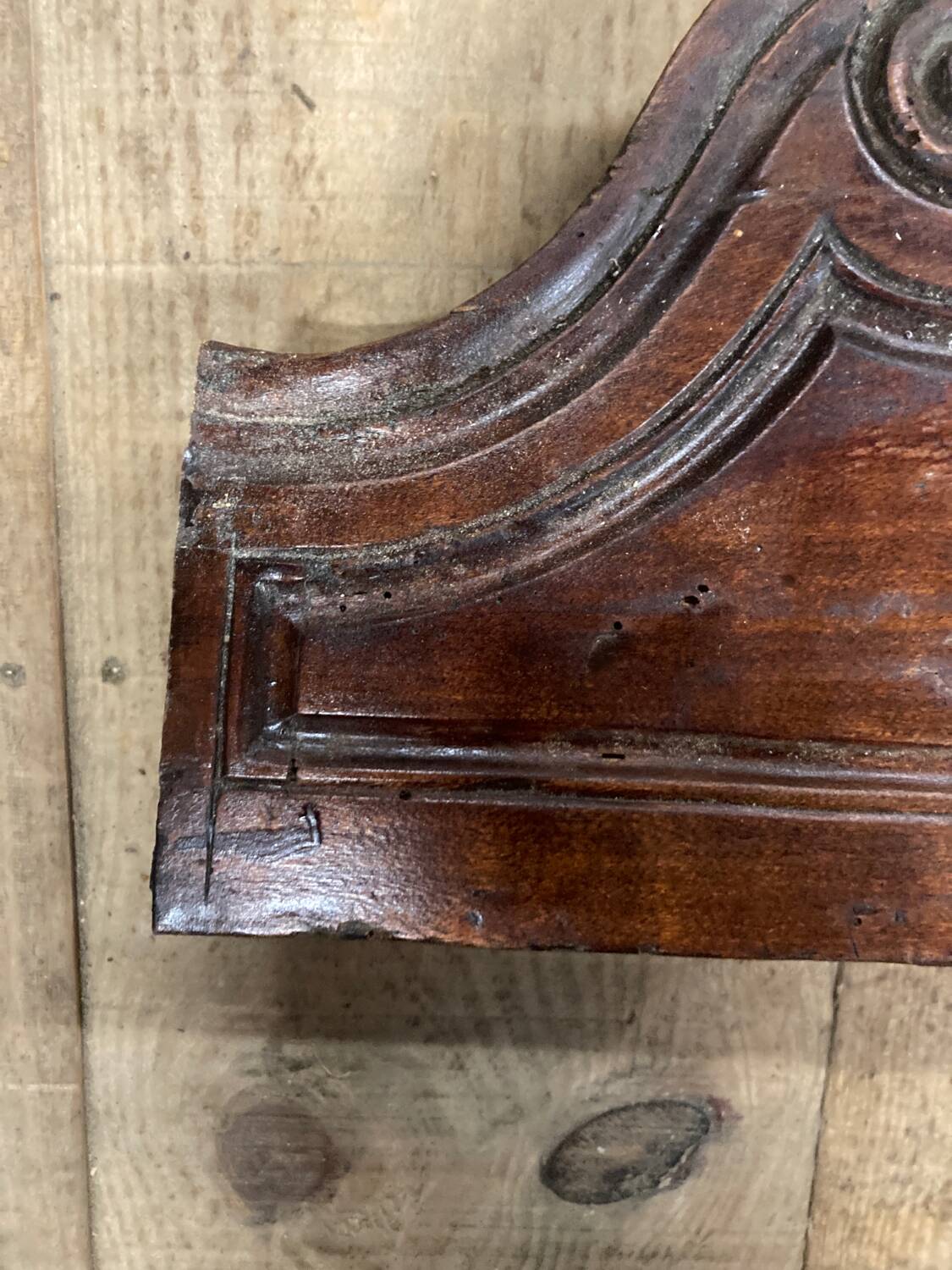 Corniche fronton en bas relief en bois
