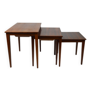 Ensemble de trois tables,