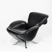 "Dodo" armchair in black leather. Design by Toshiyuki Kita. Cassina. Italy.