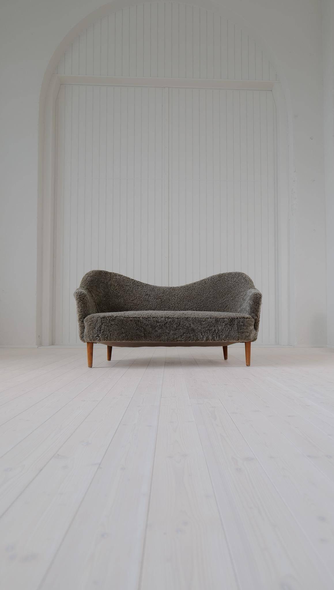 Mid-century modern canapé in sheepskin / shearling model 'Samspel' by Carl Malmsten, 1956