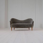 Canapé moderne du milieu du siècle en peau de mouton / shearling modèle 'Samspel' Carl Malmsten, 1956