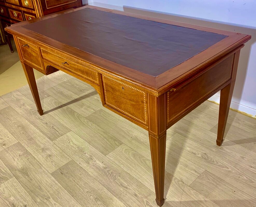 Bureau style Louis XVI, marqueterie de bois précieux