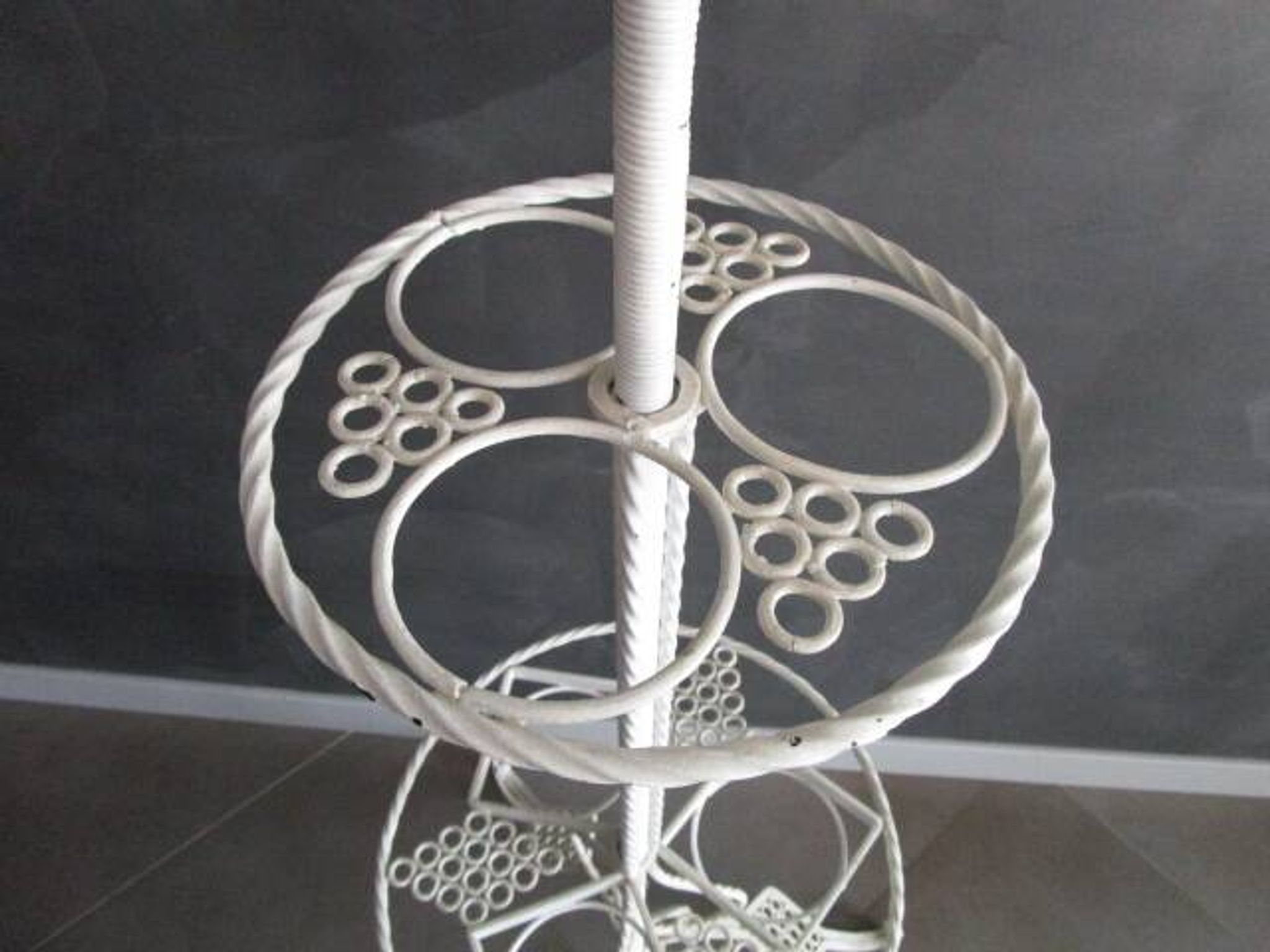 Lampadaire porte-plantes ancien en fer forgé blanc