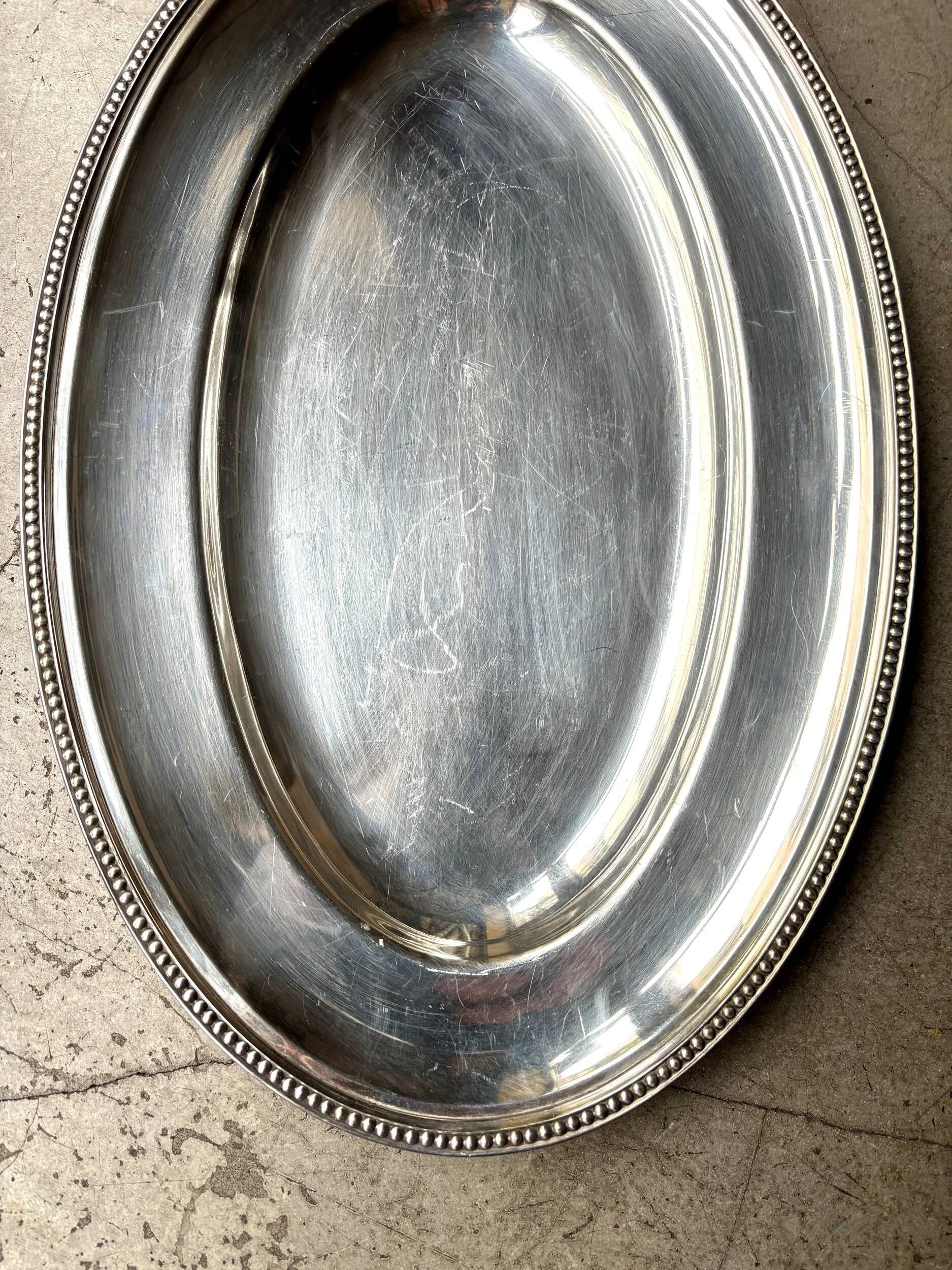 Plat ovale Ercuis en métal argenté, décor perlé