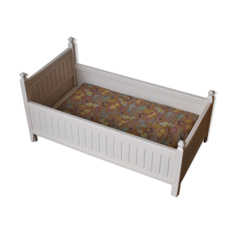 Doll bed and her quilt