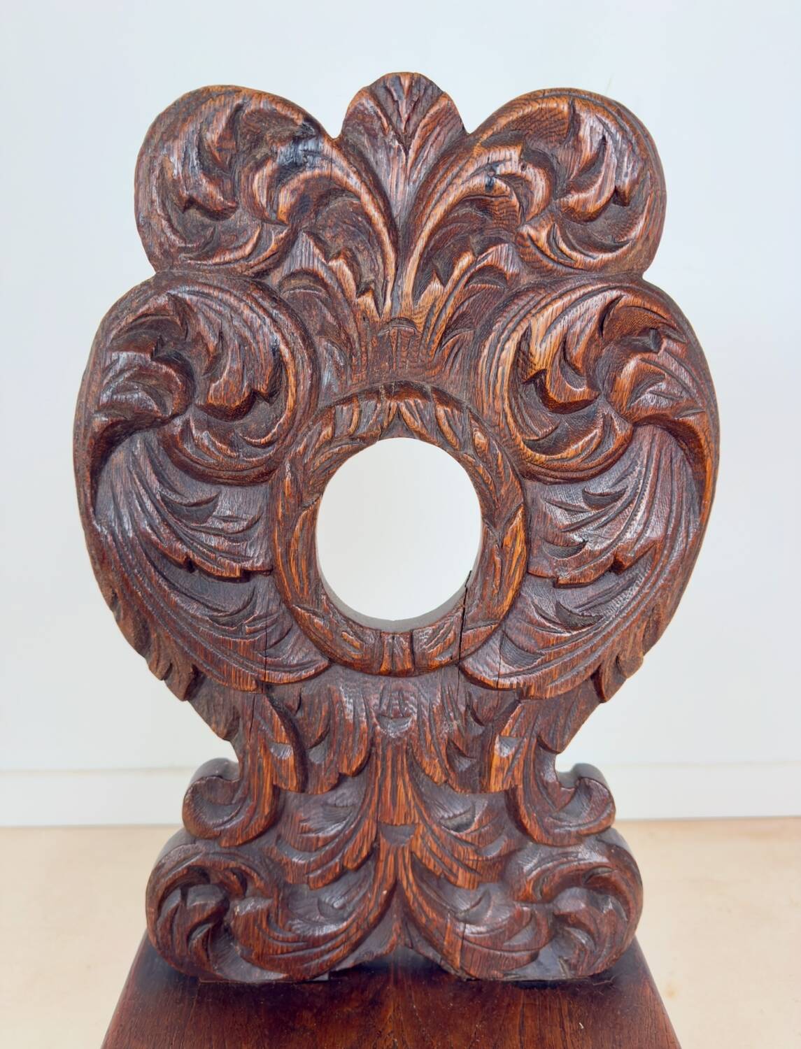 Chaise escabelle sculptée