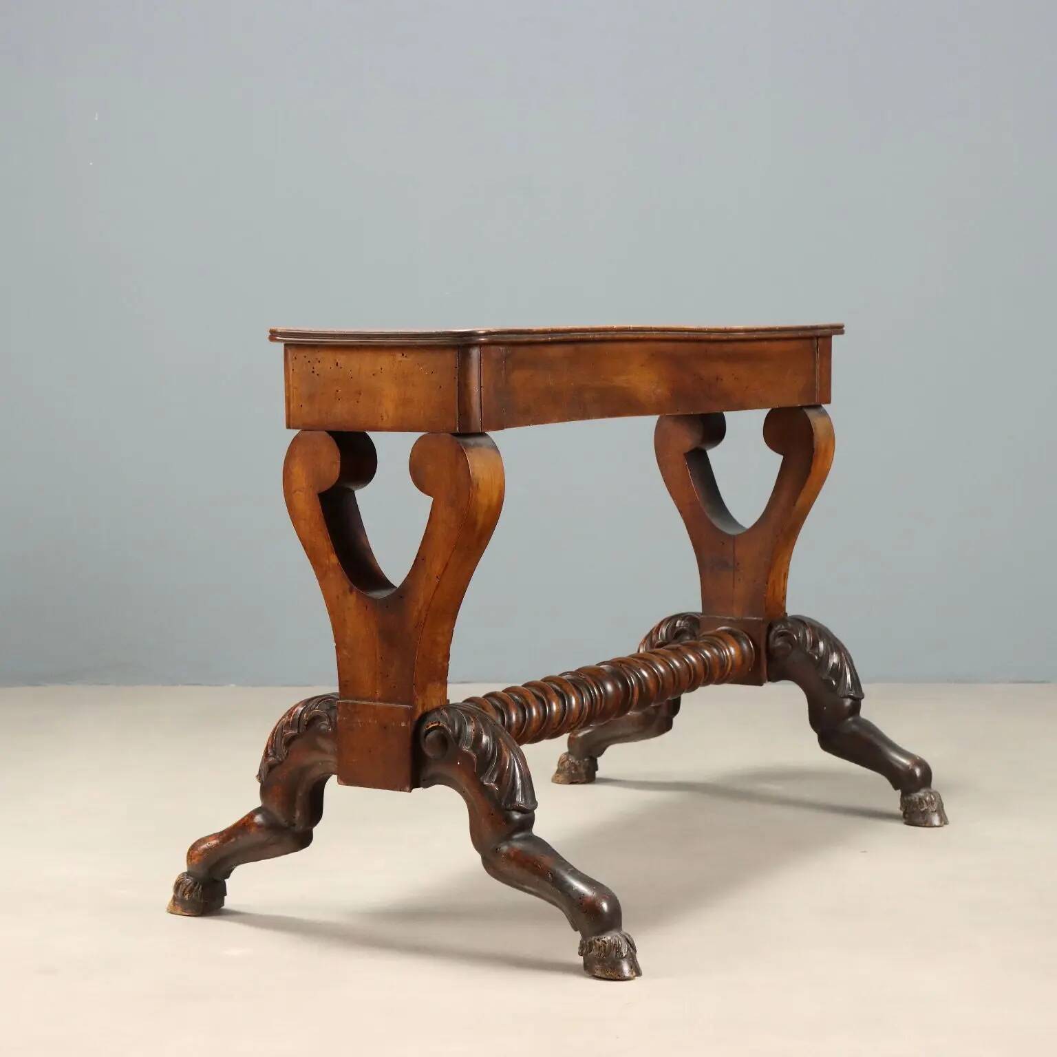 Petite table ancienne en noyer sculpté, Italie, milieu XIXe siècle