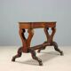 Petite table ancienne en noyer sculpté, Italie, milieu XIXe siècle