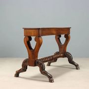 Petite table ancienne en noyer sculpté, Italie, milieu XIXe siècle