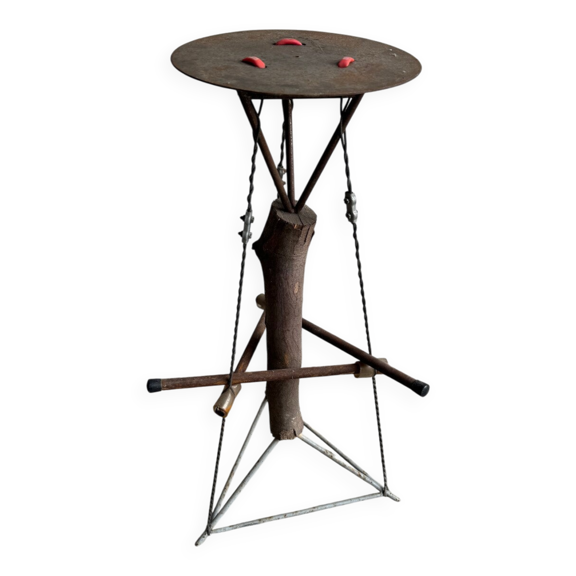 Table d'appoint sculpturale en métal rouillé et bois au design néerlandais, accent industriel en brun rustique.