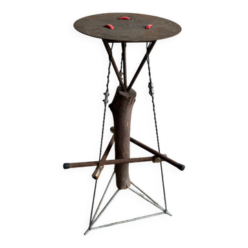 Table d'appoint sculpturale en métal rouillé et bois au design néerlandais, accent industriel en brun rustique.