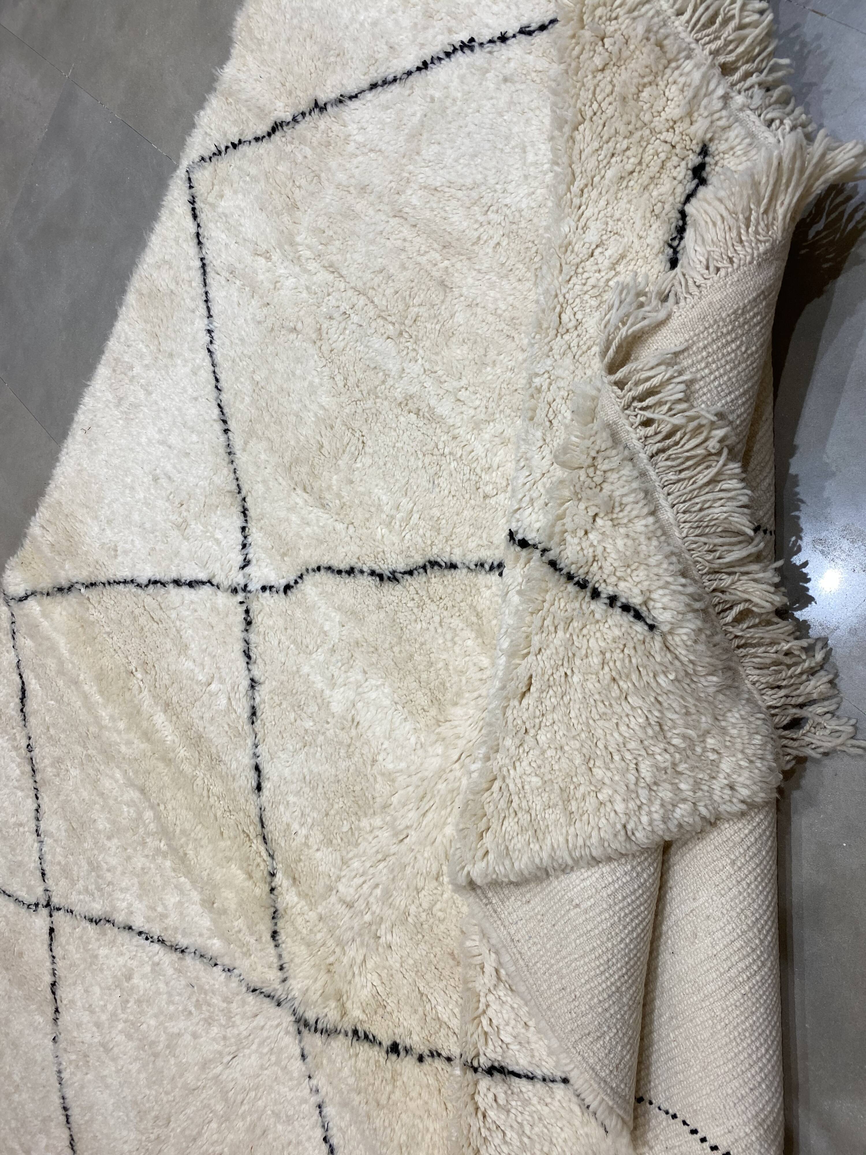 White/black berbere wool carpet  205x320cm