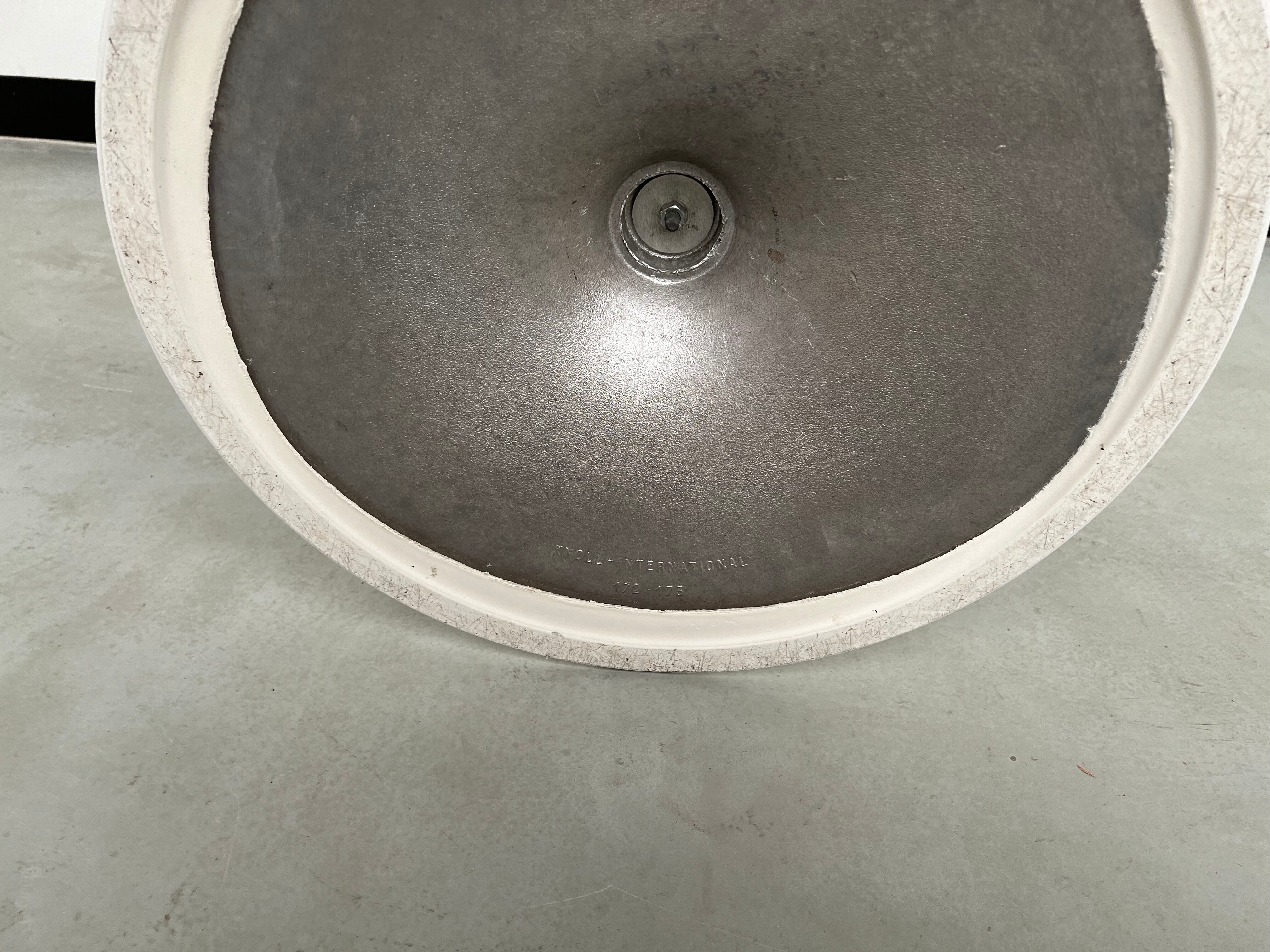 Florence Knoll round table, marble top and tulip base, circa 1960, Eero Saarinen