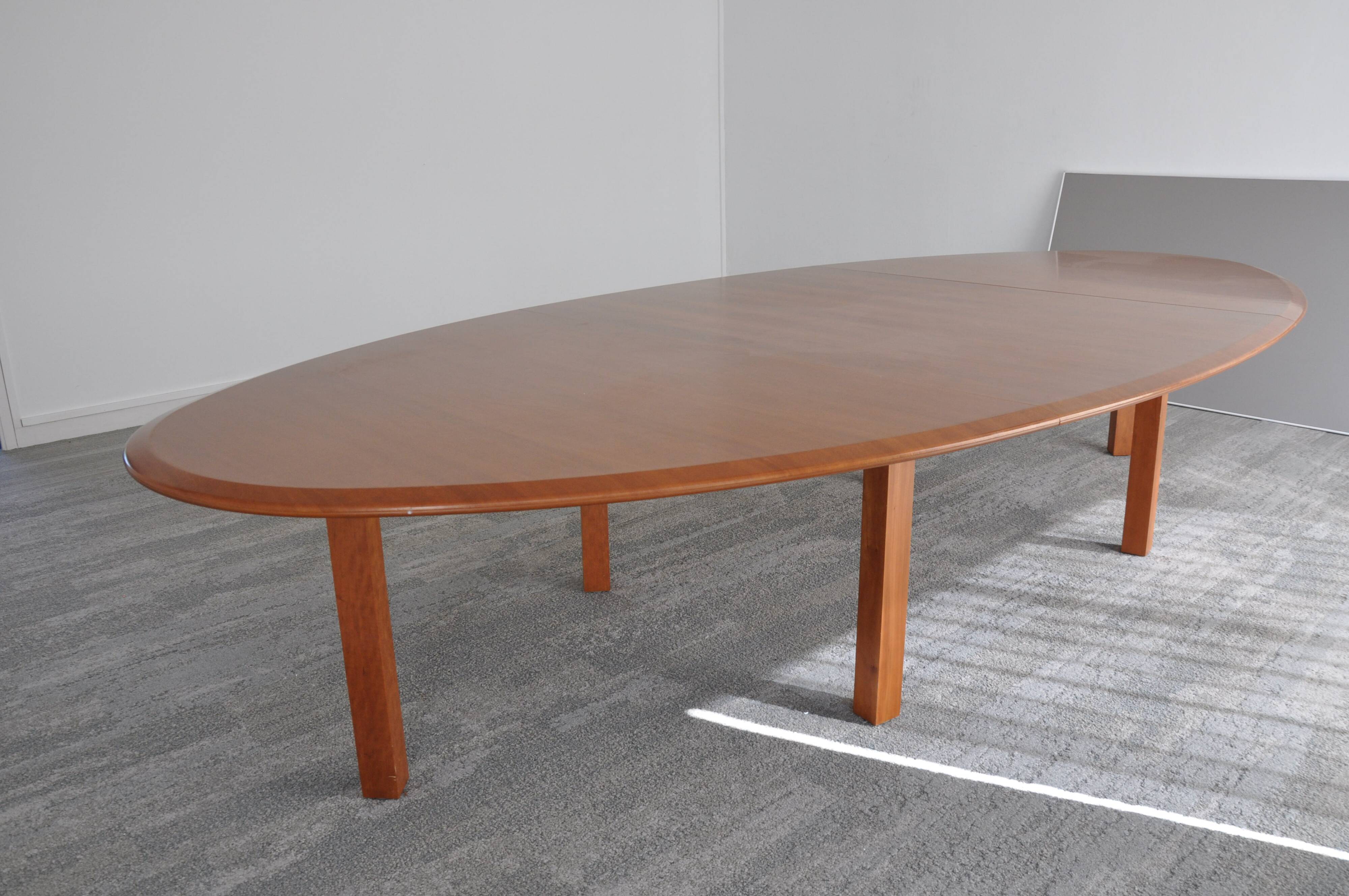 Grande table de conférence