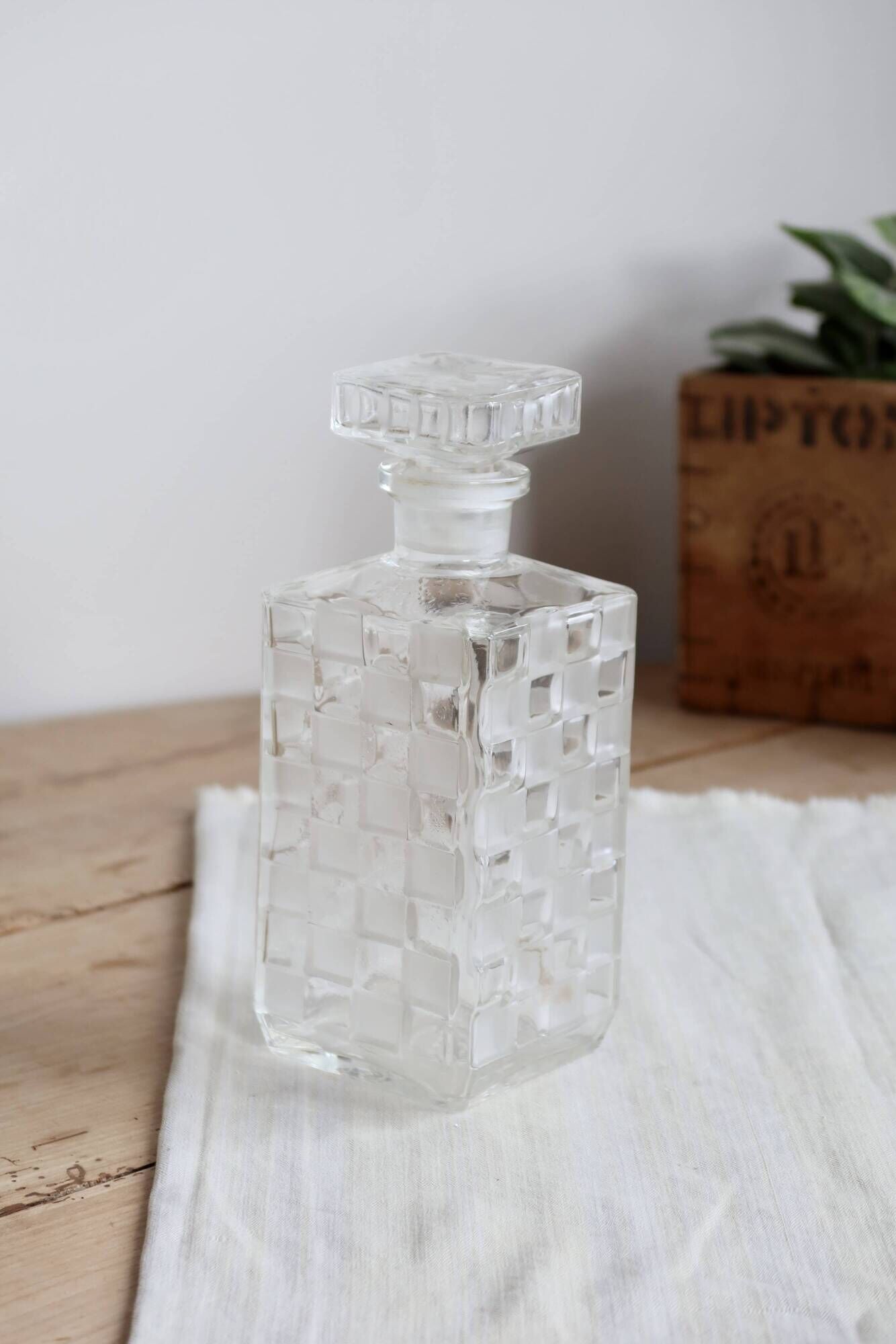 Vintage whisky carafe in transparent and frosted glass - Checkered pattern