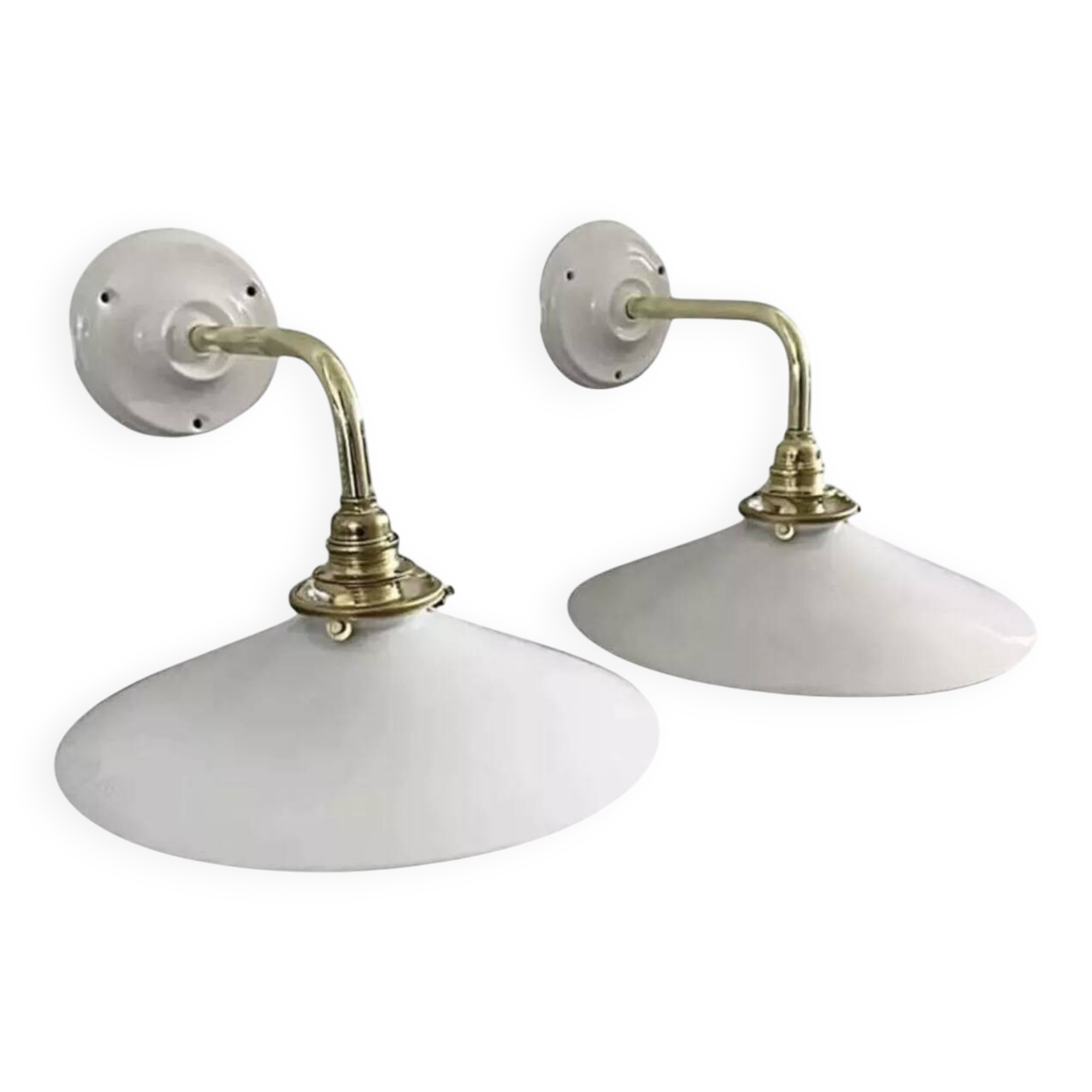 Paire d’appliques murales en opaline blanche