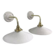 Paire d’appliques murales en opaline blanche