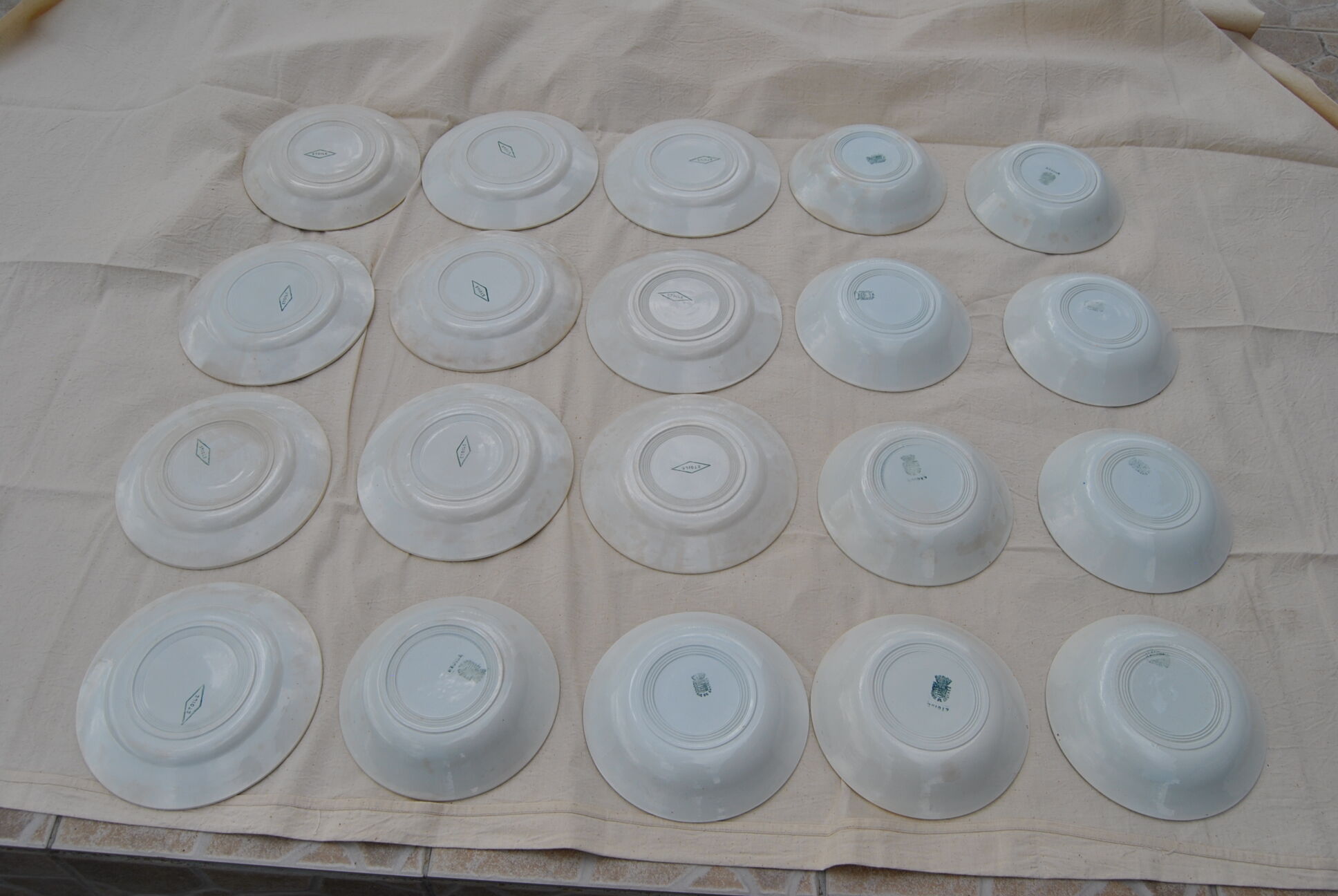 Series of 20 modernist plates Faïencerie de Castres