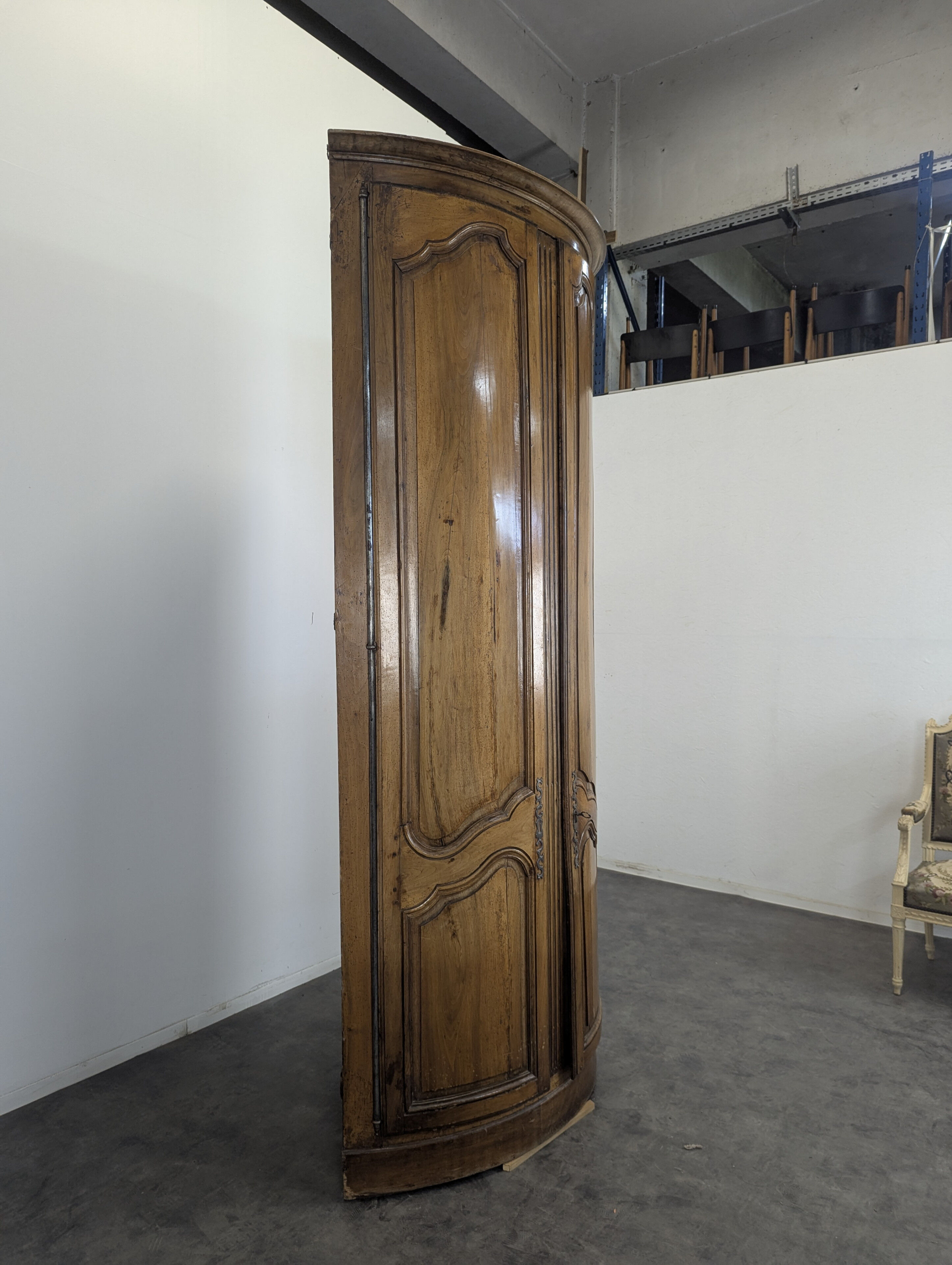 Encoignure en noyer fin XVIII ème