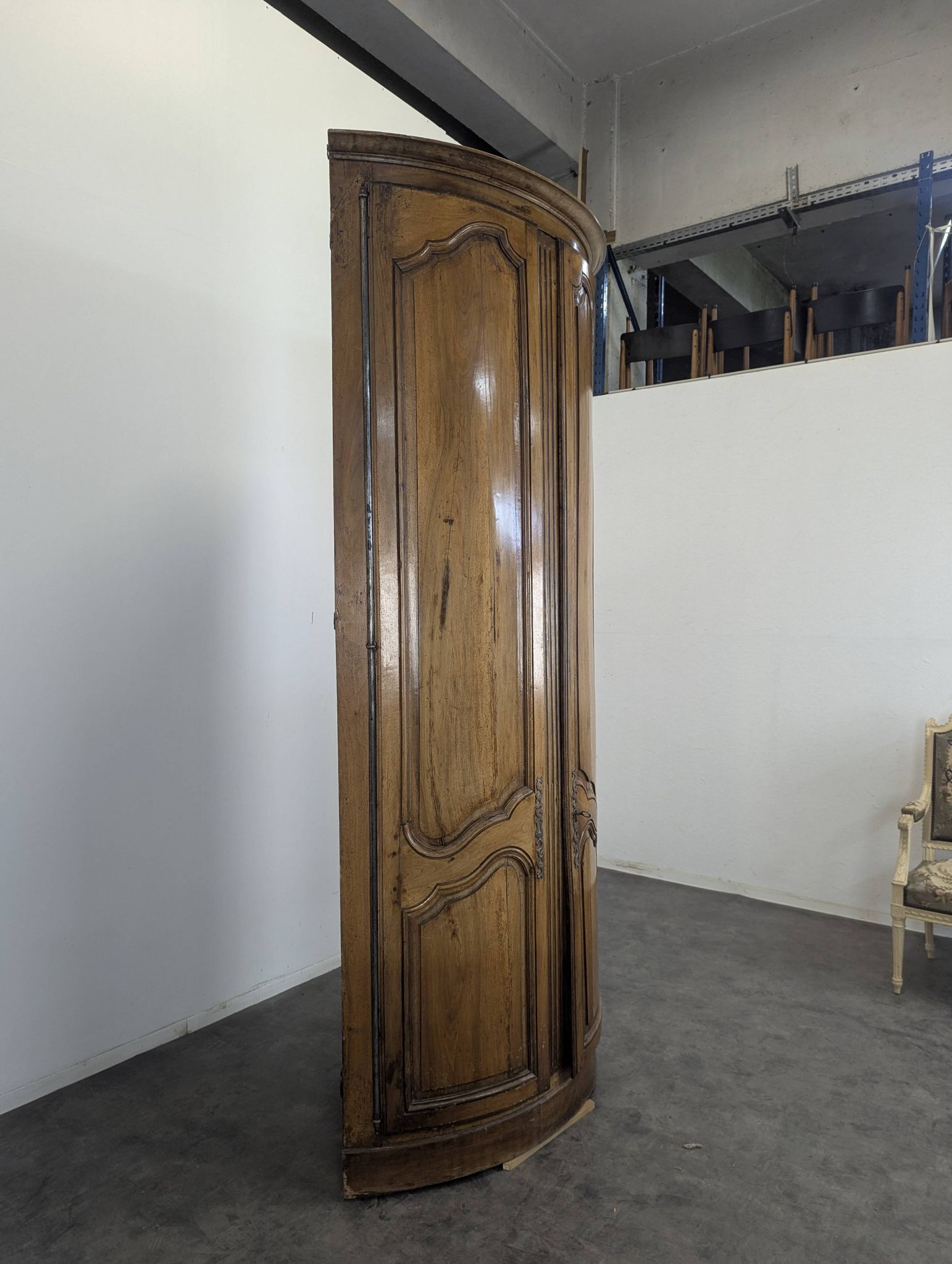 Corner cabinet in fine walnut, late 18th century.