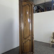 Corner cabinet in fine walnut, late 18th century.