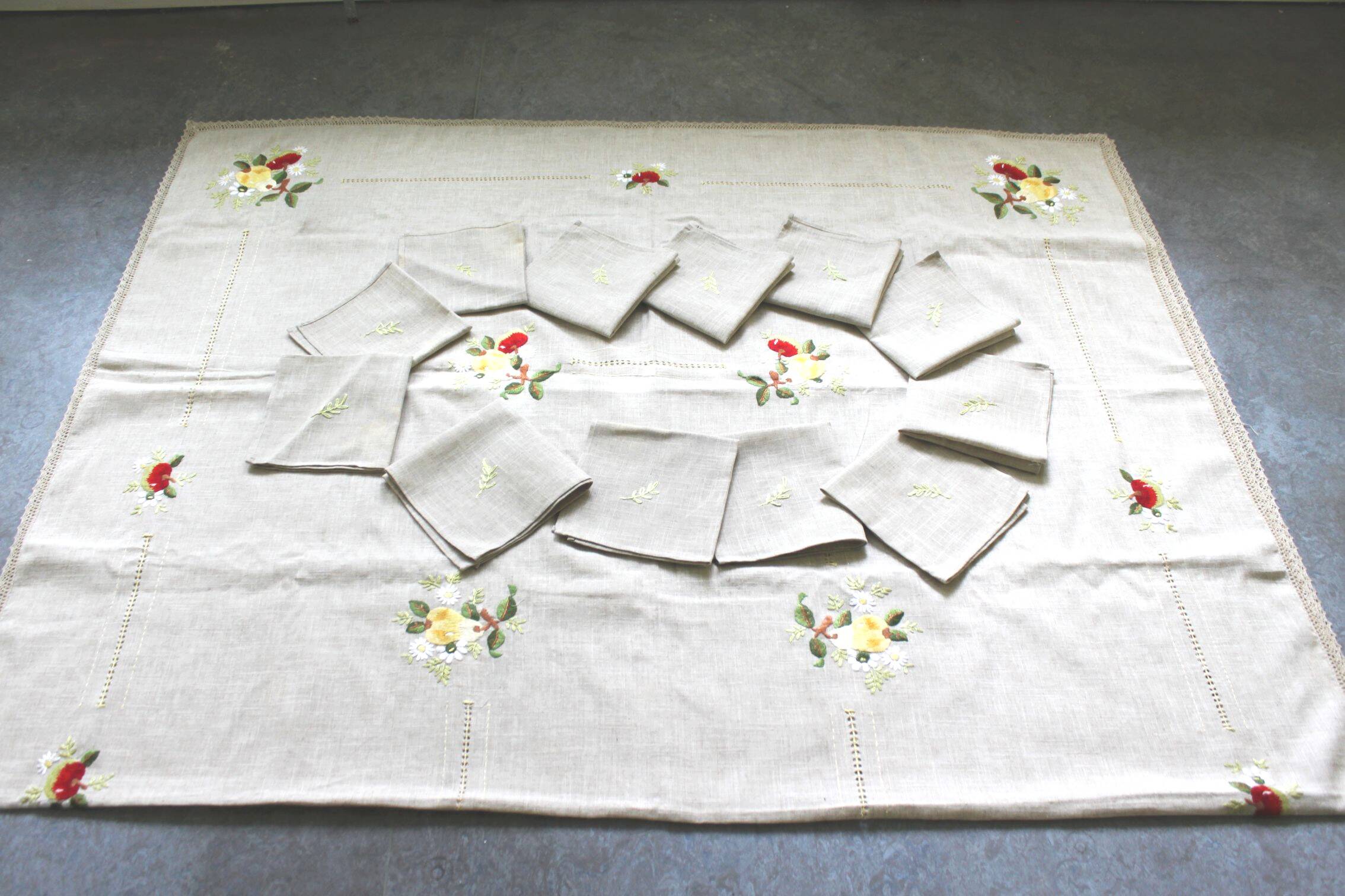 Vintage tablecloth set and 10 fine embroidered linen napkins, 270x165.