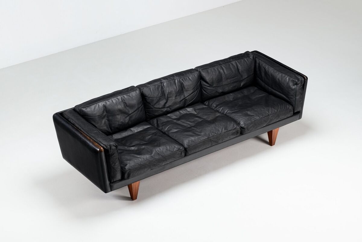Illum Wikkelso model V11 sofa in black leather by Holger Christiansen, Denmark, 1960
