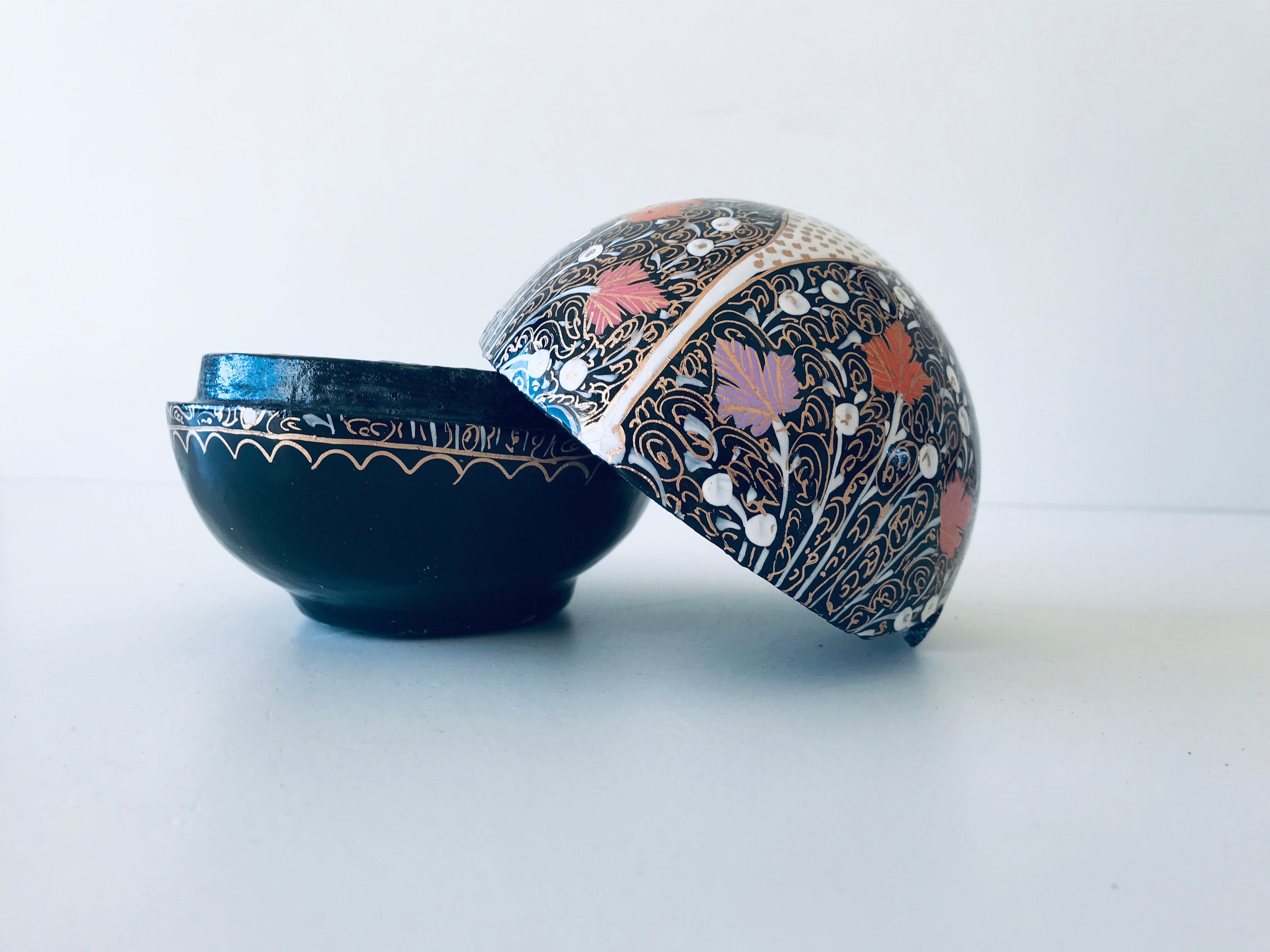 Decorative round box