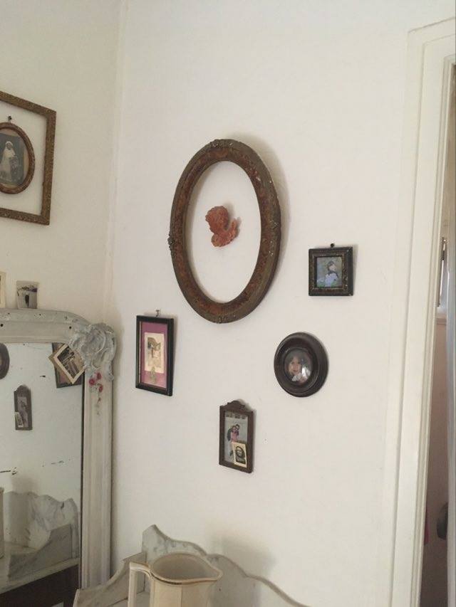 Oval frame in wood and gilded stucco