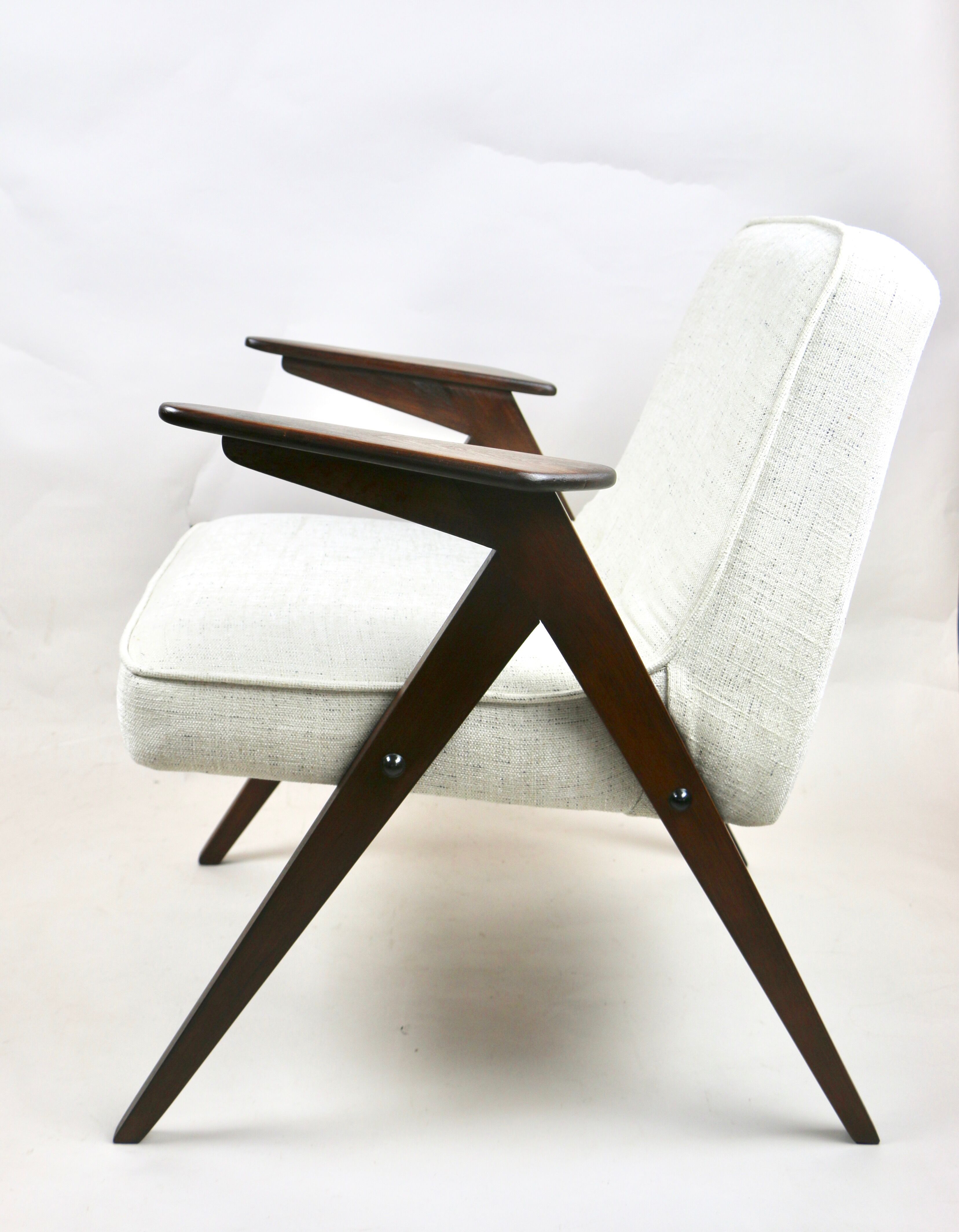 Fauteuil beige Bunny de Józef Chierowski, années 1970