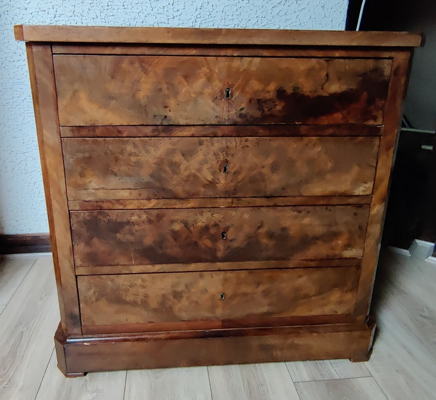 Chest of drawers with 4 drawers, antique furniture.