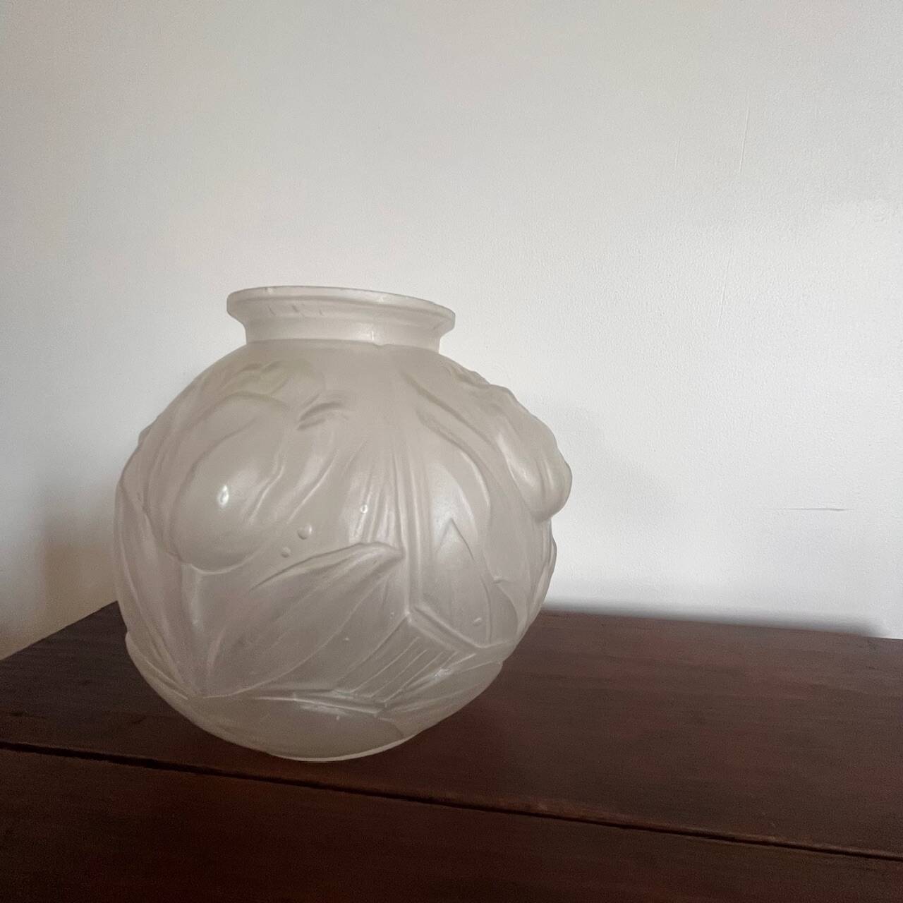 Round vase decorated with tulips