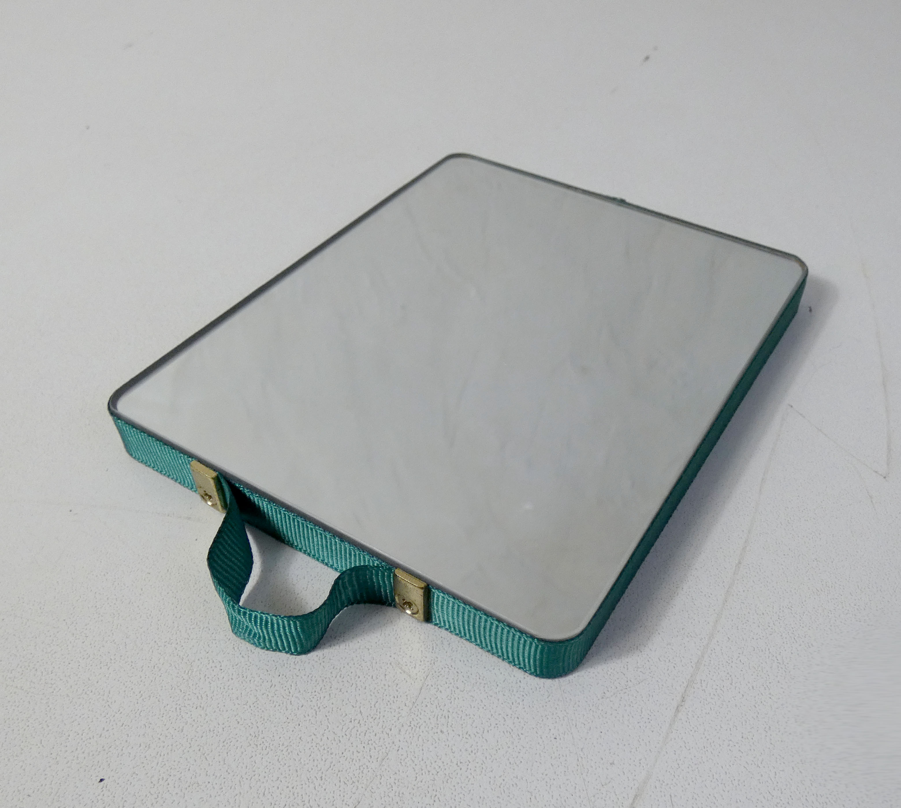 Miroir ruban vert design scandinave Inga Sempé pour Hay